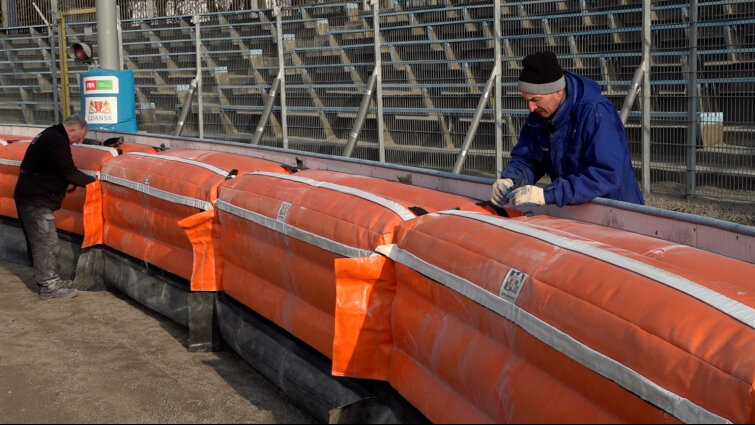 Montaż band pneumatycznych na stadionie żużlowym
